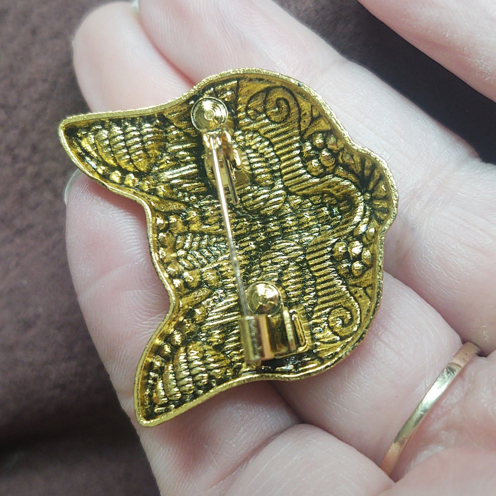 Elegant Gold and Black Cat Pendant - Picture 3 of 4